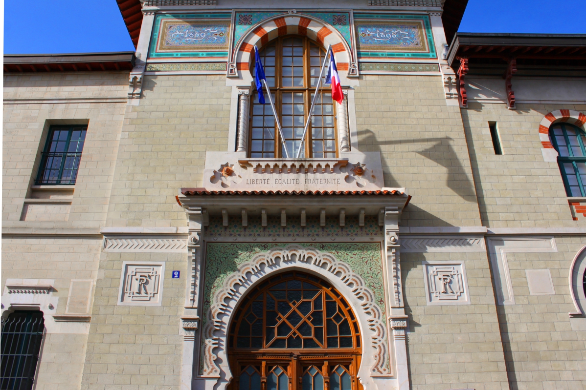 Façade mauresque de l'école nationale de la France d'Outre-mer, à Paris.