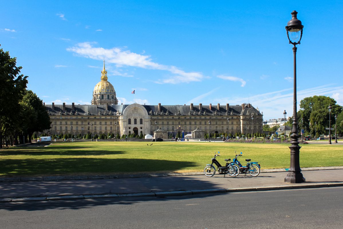 Deux mobylette devant l’Hôtel des Invalides, à Paris.