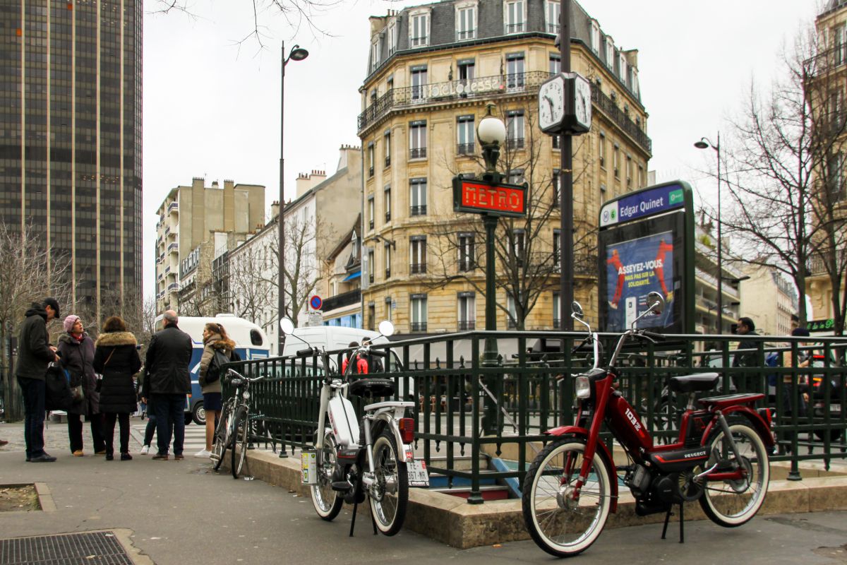 Deux mobylettes devant le métro Edgar Quinet, devant Montparnasse.