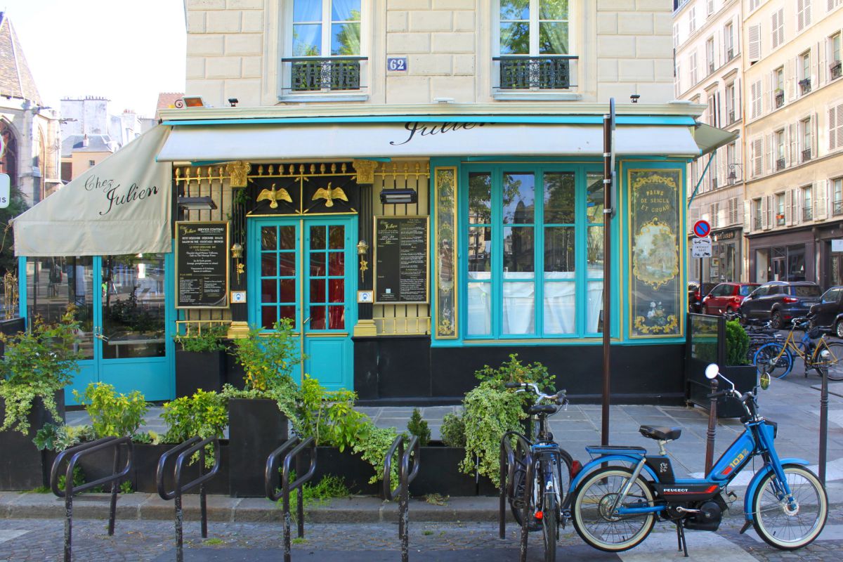 Une mobylette devant le café "Chez Julien" dans le quartier du Marais, à Paris