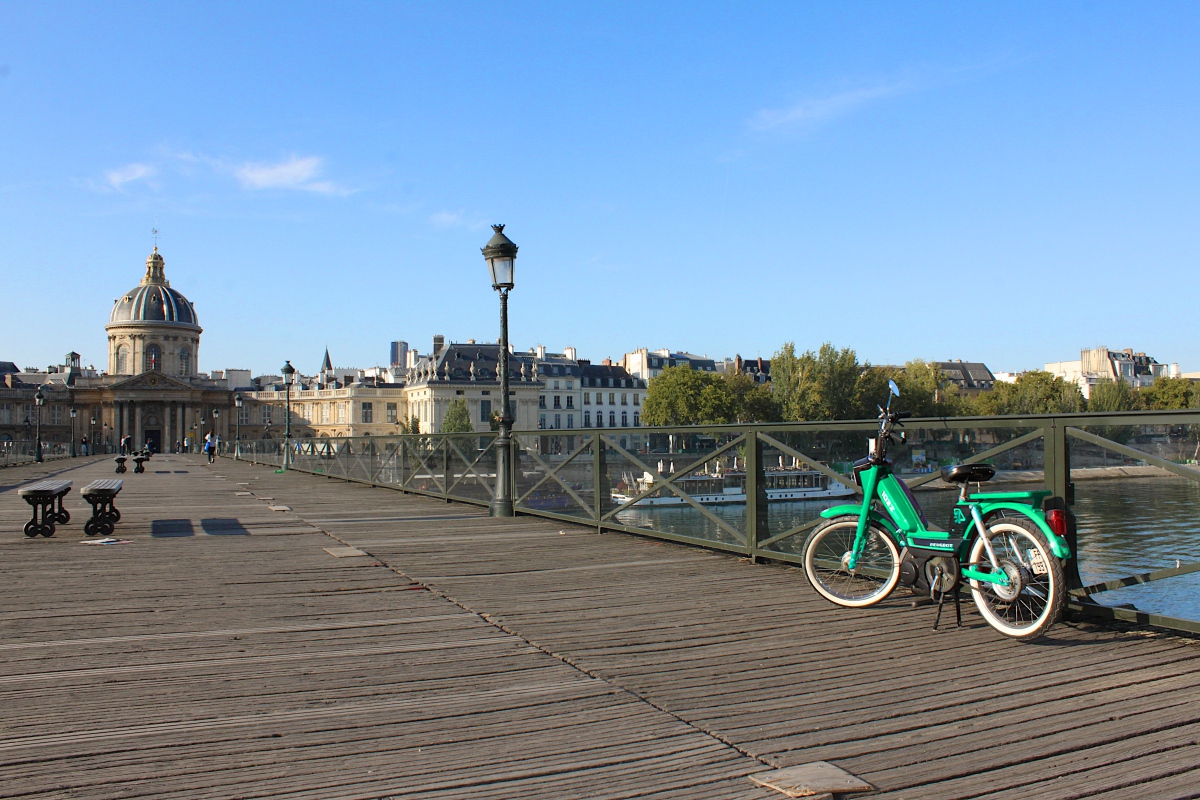 Une mobylette sur le Pont des Arts, devant l'Institut de France.