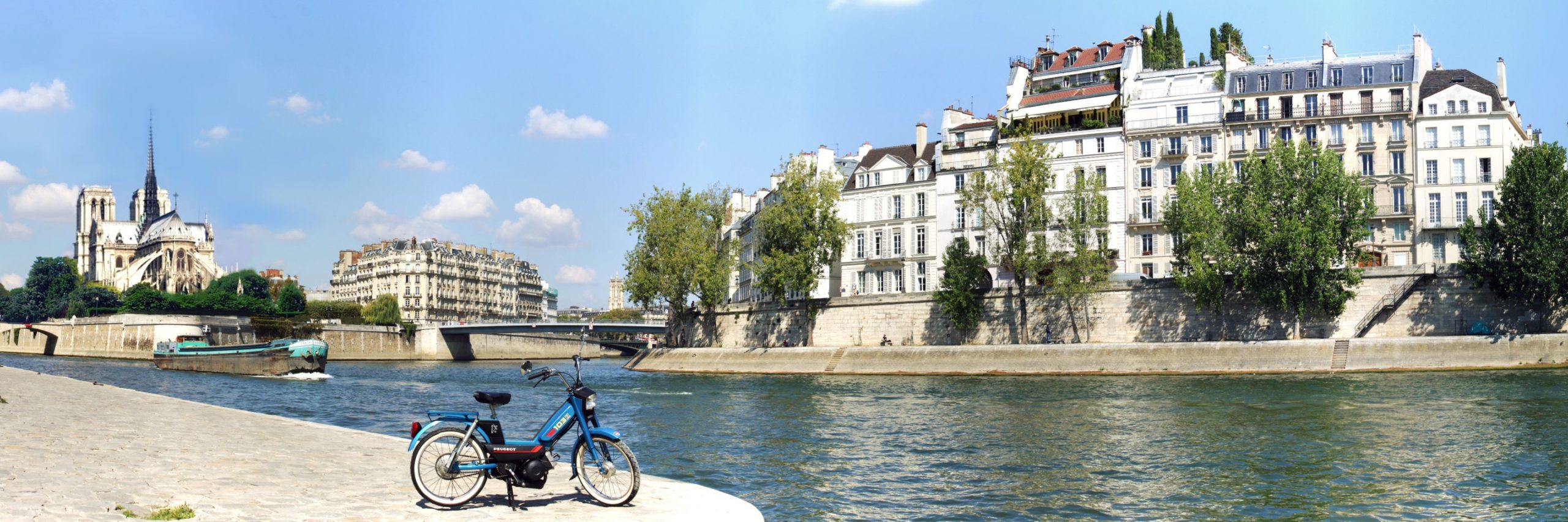 Une mobylette au bord de la Seine