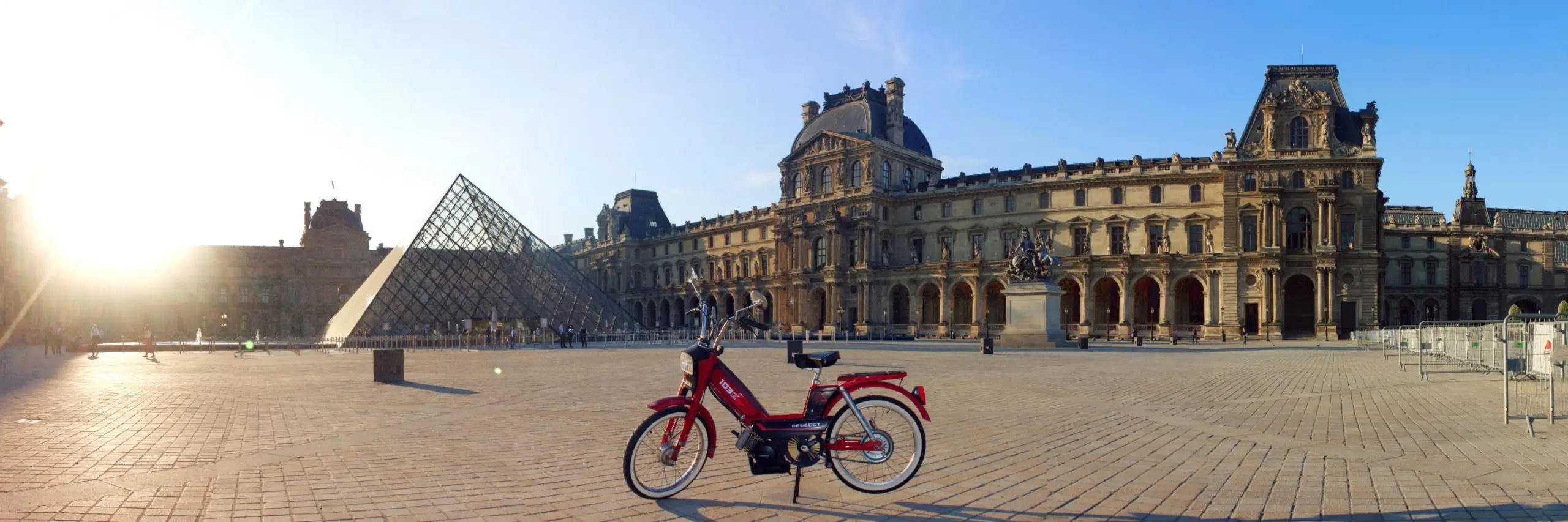 visite guidée de Paris en scooter devant le Louvre