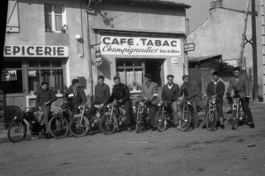 un groupe d'amis en Motobécane, exemple de souvenirs qui émergent lors d'une visite guidée sur histoire industrielle île-de-France