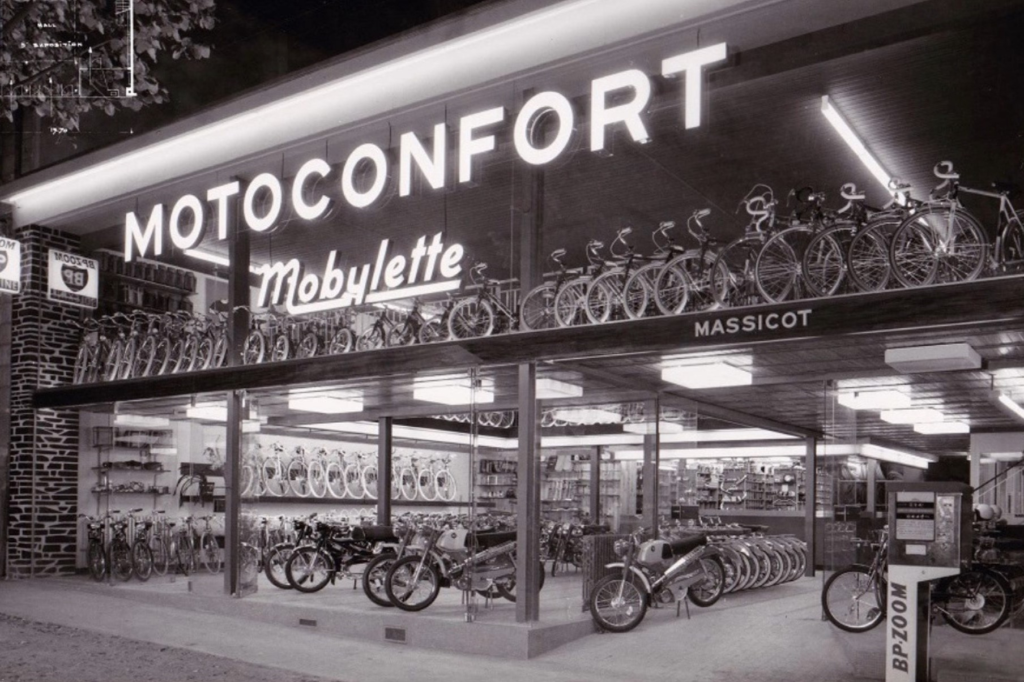 vitrine d'une concession Motoconfort à voir pendant une visite guidée sur l'histoire industrielle en île-de-France