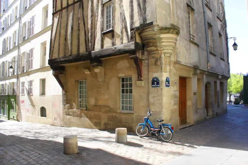 Maison à colombages ancienne rue de la Barre lors d'une visite guidée historique de Paris