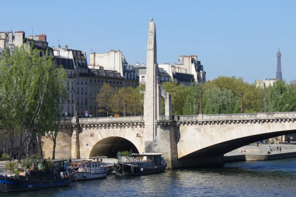Statue de Sainte-Geneviève sur le Pont de la Tournelle lors d'une visite guidée historique de Paris